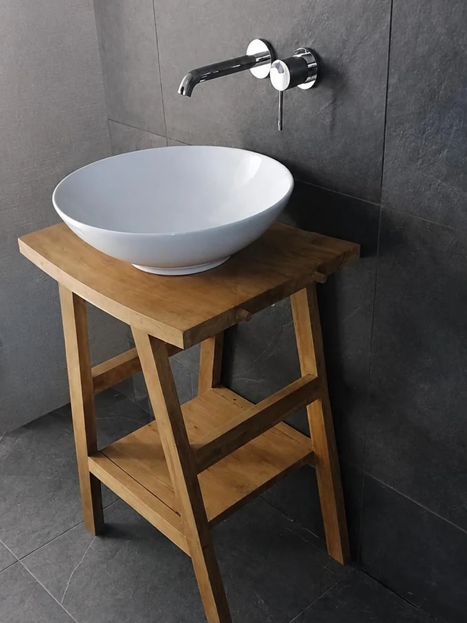Vasque ronde posée sur un meuble en bois massif, carrelage ardoise